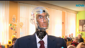 Първият Великден на робота Робърт: Празник между поколенията и технологиите