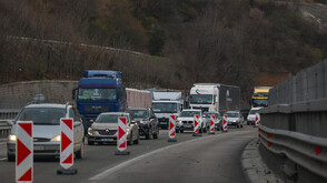 Задържаха шофьор на камион, блокирал умишлено движението в тунел на „Хемус“