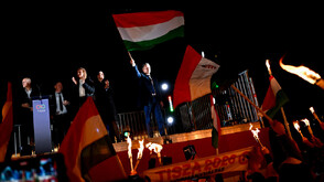 Танцът на победата: Унгарски депутат завладя социалните мрежи (ВИДЕО)