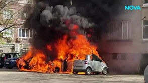 Пожар изпепели четири автомобила в междублоково пространство в Русе