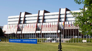 Съветът на Европа предупреди в годишен доклад за пренаселеност на затворите и полицейско малтретиране
