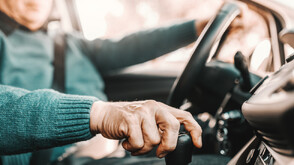 88-годишен без книжка и с кола без номера причини катастрофа в Свищов