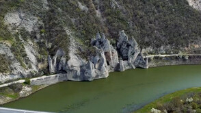 "Дотам и обратно”: Дъждовете "съживиха" чудото на Чудните скали