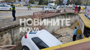 Кола влетя в подлез в Шумен