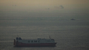 Лондон съобщи за обстрелван танкер от страна на Иран в Ормузкия проток