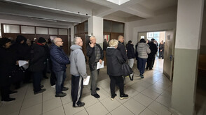 Опашки за гласуване пред секциите в Истанбул