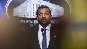 Директорът на ФБР съди списание за клевета заради твърдения за злоупотреба с алкохол