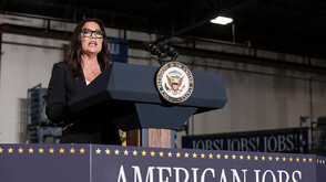 Американският министър на труда подаде оставка заради обвинения в злоупотреби