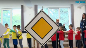 „Пресичам безопасно”: Полицаи показват на деца основните правила за правилно поведение на пътя