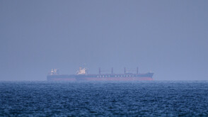 Най-малко три кораба са атакувани в Ормузкия проток, след като Тръмп обяви продължаване на примирието с Иран