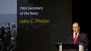 Министърът на военноморските сили на САЩ се оттегля от поста си