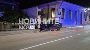 Жена катастрофира в тротоар на главна улица в Горна Оряховица (СНИМКИ+ВИДЕО)