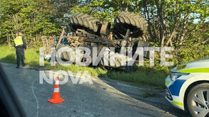 Катастрофа между камион и трактор затруднява движението по пътя София -Варна