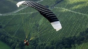 Парапланерист падна върху 20-метров бор в планината Осогово