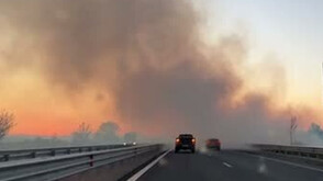 Пожар до “Тракия” затруднява движението по магистралата