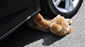 След удар отзад кола блъсна майка и дете в Ямбол