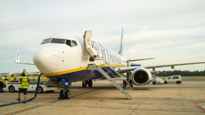 Нискотарифни авиокомпании намаляват полети заради поскъпването на авиационното гориво