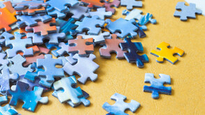 Мъж нареди най-големия пъзел в света, състоящ се от 60 000 части