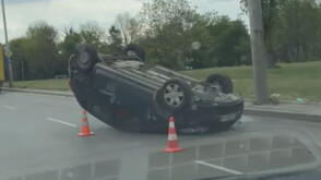 Кола се обърна по таван на бул. „Ботевградско шосе“, движението е блокирано