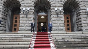 Политическите коментари и заявки преди първото заседание на 52-рия парламент