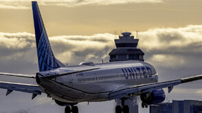 Два инцидента с полети на United Airlines в САЩ: Пътник нападна стюардеса, а самолет удари камион и стълб (ВИДЕО)