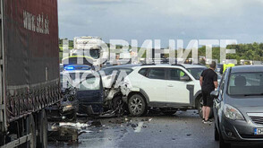 Тир се завъртя на "Хемус", в него са се забили коли