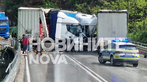 Катастрофа между два украински камиона затвори Прохода на Републиката