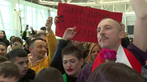Летището в София кипи в „Бангаранга“: Стотици българи се събраха да посрещнат DARA в България