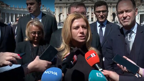 Българската делигация в Рим подари чипровски килим на папа Лъв XIV