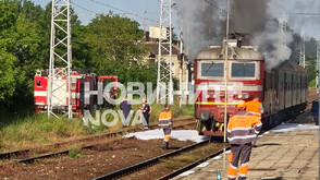Локомотив на пътнически влак се запали на гарата в Стралджа (ВИДЕО)