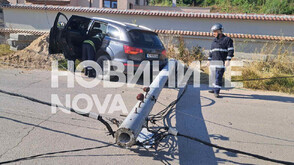 Пиян шофьор събори електрически стълб и остави част от хасковско село без ток (СНИМКИ)