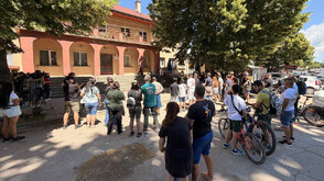 Напрежение в село Лесново: Протест, след като шофьор премаза детско колело заради череши