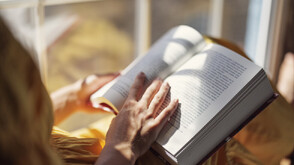 Четенето на хартиени книги помага на мозъка да запомня по-добре сюжета