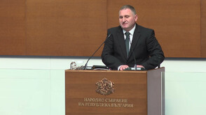 „Народното събрание не е място за евтини роли и временни аплодисменти“: Властта отбеляза 50 дни управление