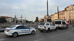 Повдигнаха обвинение на мъжа, бутнал друг от Лъвов мост