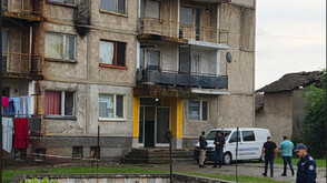 Трима души са открити мъртви в общежитие в Угърчин, има задържан (СНИМКИ)
