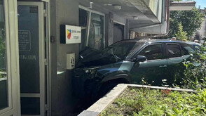Кола се вряза във фасадата на столична дентална клиника