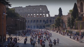 Водачи на Vespa отбелязват 80-годишнината на скутера по улиците на Рим (ВИДЕО)