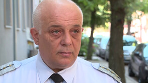„Това дете е родено герой”: Говори полицаят, напътствал 12-годишното момиче, което шофира кола по „Струма”, за да спаси майка си