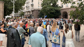 Протестиращи срещу кабинета "Радев" се събраха в центъра на София