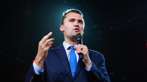 Семейството на Чарли Кърк влиза в съдебната зала в Юта