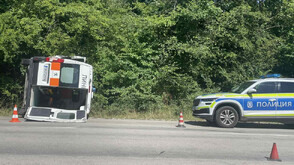 Кола блъсна линейка с пациент на Е-79 край Враца