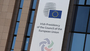 ЕС удължава до март 2028 г. статута на закрила за украинските бежанци, но въвежда ограничения за мъжете