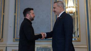 Зеленски награди турския външен министър с Орден за заслуги при посещението му в Киев