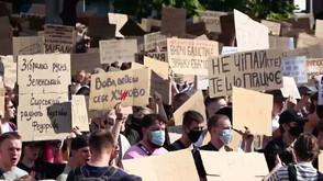 12 града на протест срещу уволнението на министъра на отбраната