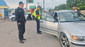 Полицейска акция срещу наркоразпространението и битовата престъпност в Севлиево (СНИМКИ)