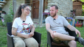 „Нищо лично“: Семейство млади творци замени жилището си в центъра на София с над 200-годишна къща на село