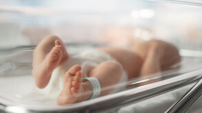 Жена на 61 и 71-годишният ѝ съпруг станаха родители за пръв път