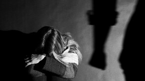 Нападение и жесток побой за 100 евро: Обвиниха мъж за заплаха на жена с нож и пробождане с вилица
