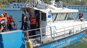 Круизен кораб заседна в река Дунав, евакуират близо 200 пътници (ВИДЕО+СНИМКИ)